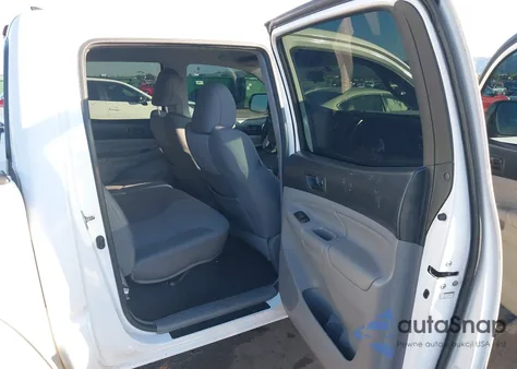 2015 Toyota Tacoma Base V6 z USA, uszkodzony, nr VIN 3TMLU4EN0FM188246